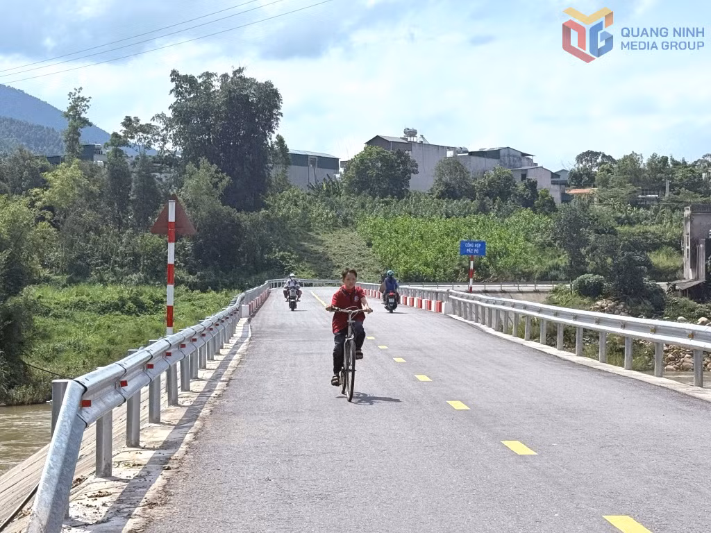 Cầu cống hộp Pắc Pò (xã Lục Hồn) được đầu tư xây mới giúp nhân dân thuận tiện đi lại, giao thương.