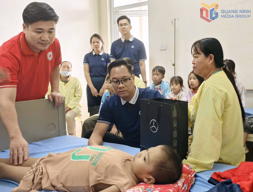 Lãnh đạo Hội Chữ thập đỏ tỉnh và Công ty CP Truyền thông và Dữ liệu Thanh toán An Du Quảng Ninh thăm hỏi, động viên, trao hỗ trợ cho các bệnh nhi đang điều trị tại Bệnh viện Sản nhi Quảng Ninh.