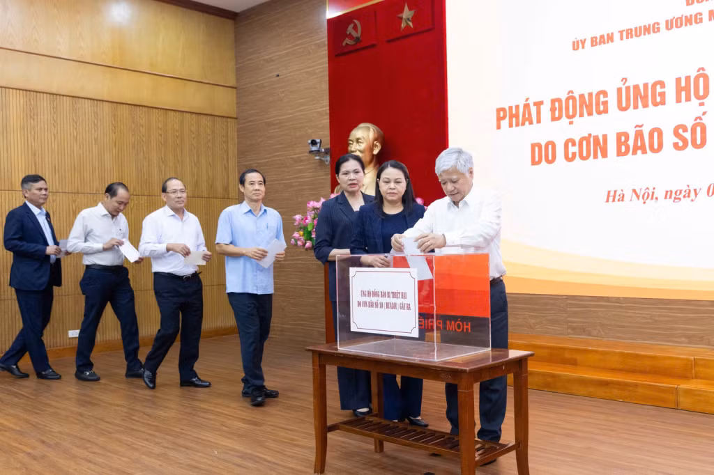 Ủy viên Bộ Chính trị, Bí thư Trung ương Đảng, Chủ tịch Ủy ban Trung ương MTTQ Việt Nam Đỗ Văn Chiến và các đại biểu ủng hộ đồng bào bị ảnh hưởng bởi bão số 10. Ảnh: Báo Tiền phong