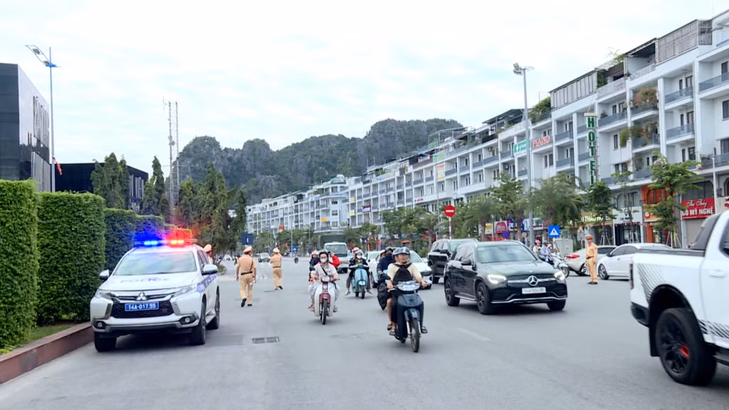 Phòng CSGT (Công an tỉnh) huy động tối đa lực lượng phương tiện, triển khai 20 tổ chốt cố định và lưu động phân luồng giao thông phục vụ nhân dân, du khách tham gia 