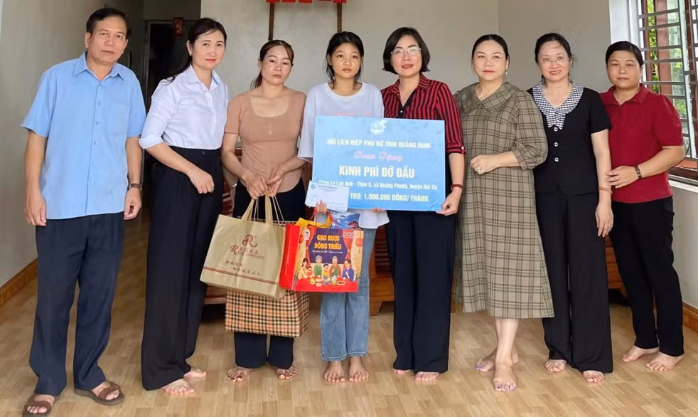 Hội LHPN tỉnh trao hỗ trợ kinh phí đỡ đầu cho cháu Lý Lan Anh (xã Quảng Hà). Ảnh: Hội LHPN tỉnh cung cấp.