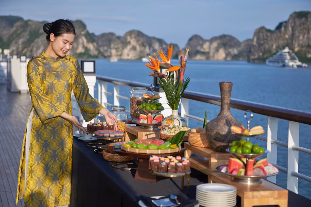 Nhiều hoạt động đa dạng trên du thuyền như học làm bánh gối, trà chiều,...