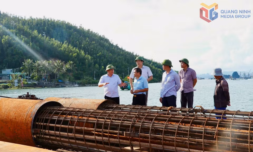 Đồng chí Vũ Đức Hưởng, Chủ tịch UBND đặc khu Vân Đồn (ngoài cùng bên trái) kiểm tra tiến độ thi công các dự án trên địa bàn.