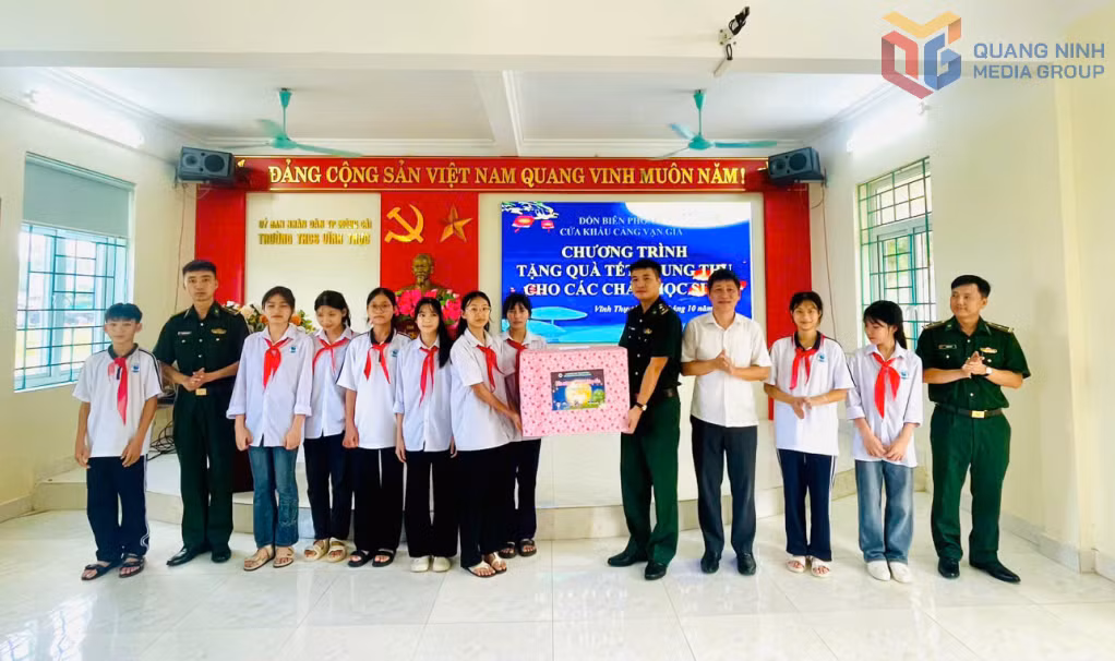 Đồn BP cửa khẩu cảng Vạn Gia tặng quà cho các em học sinh trong Chương trình “Nâng bước em đến trường” và mô hình “Con nuôi Đồn Biên phòng” 