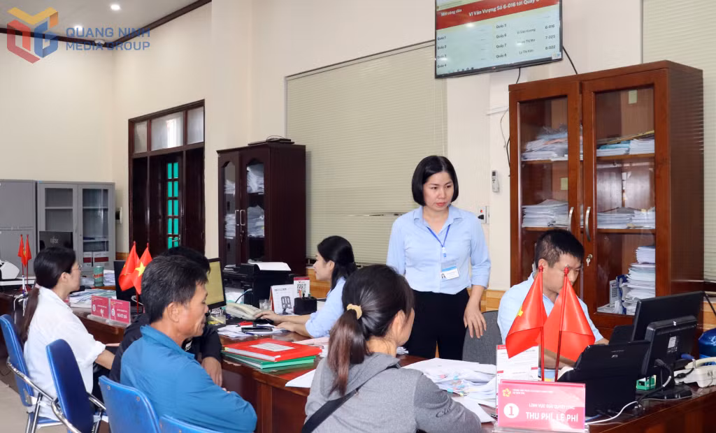 Cán bộ Trung tâm Phục vụ hành chính công xã Tiên Yên giải quyết TTHC cho người dân (tháng 10/2025).