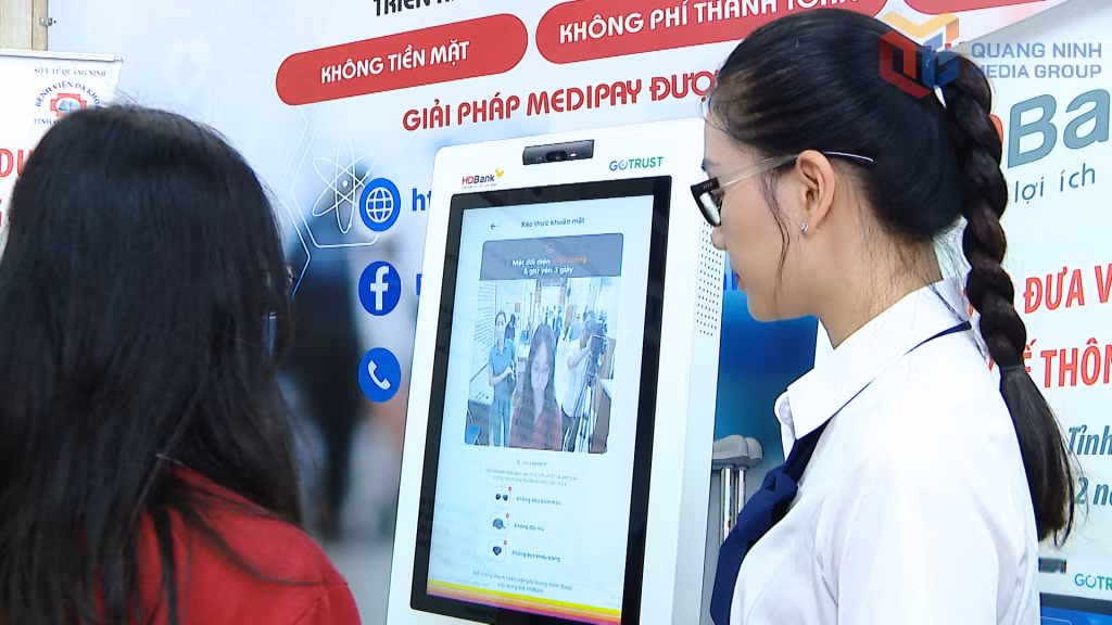 Người dân lấy số thứ tự đăng ký khám chữa bệnh qua kiosk tự phục vụ tại Bệnh viện Đa khoa tỉnh.