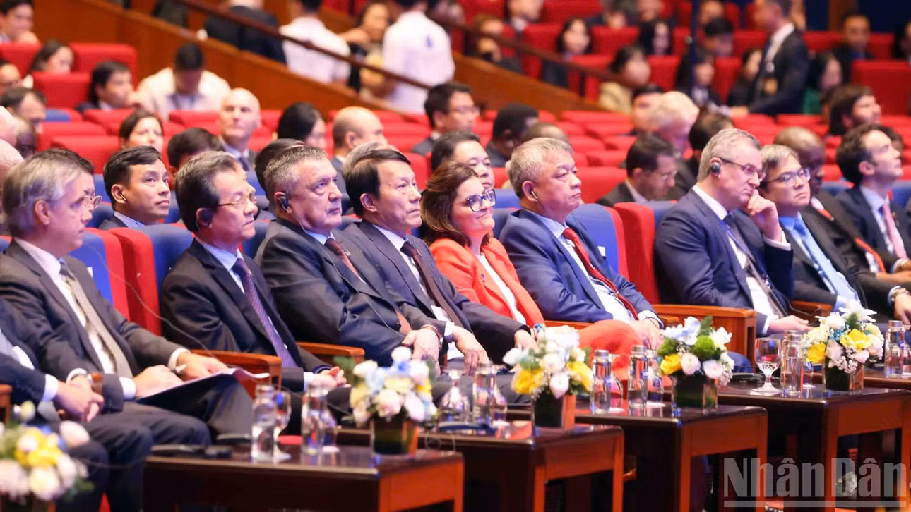 Bộ trưởng Công an Lương Tam Quang và các đại biểu tham dự Phiên bế mạc Lễ mở ký Công ước Hà Nội. (Ảnh: THỦY NGUYÊN)