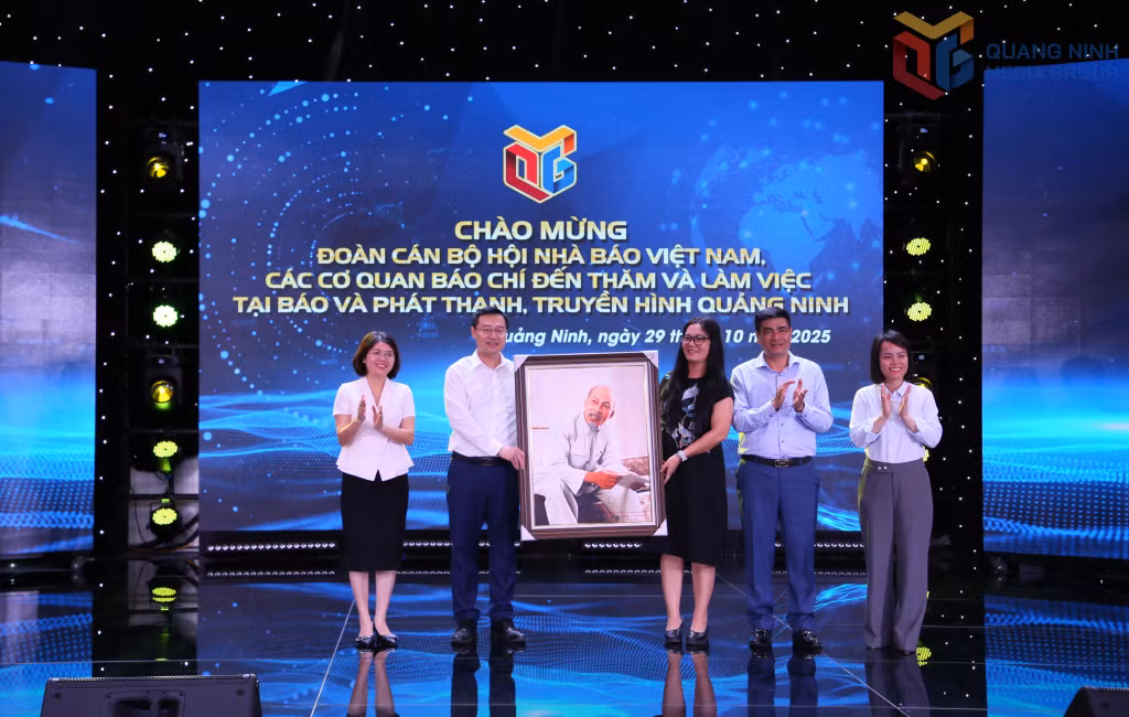 Hội Nhà báo Việt Nam tặng quà lưu niệm cho Báo và Phát thanh, Truyền hình Quảng Ninh.
