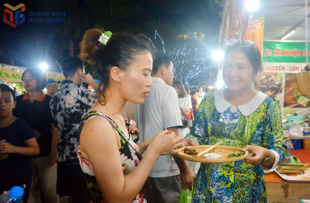 Du khách tò mò, hào hứng thưởng thức ẩm thực của các vùng miền tại Liên hoan.