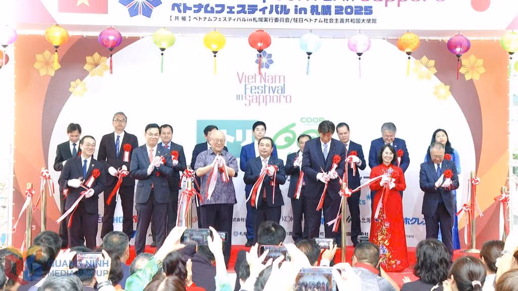Quảng Ninh (Việt Nam) và Hokkaido (Nhật Bản) tăng cường trao đổi đoàn, hợp tác trong lĩnh vực nông nghiệp công nghệ cao, thủy sản, đào tạo nguồn nhân lực, xúc tiến đầu tư và du lịch. (Trong ảnh: Đồng chí Trịnh Thị Minh Thanh, Phó Bí thư Thường trực Tỉnh ủy, Chủ tịch HĐND tỉnh cùng đoàn đại biểu tỉnh Quảng Ninh tham dự Lễ hội Việt Nam tại Sapporo năm 2025)