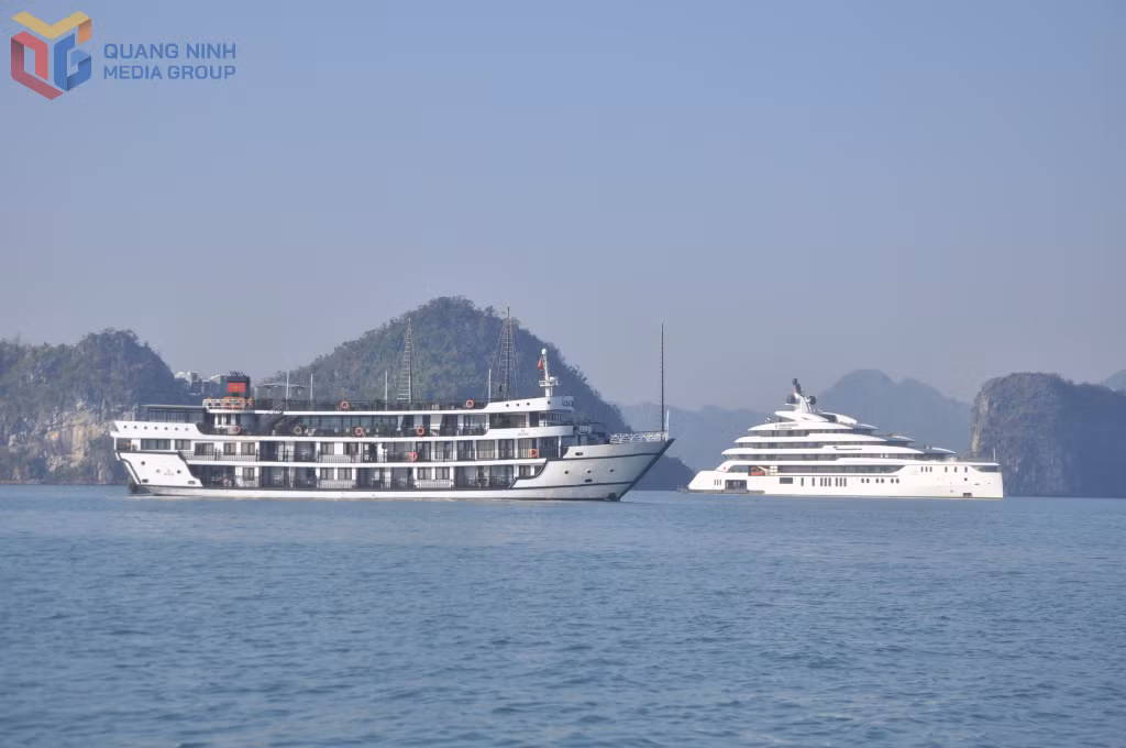 Du thuyền trên Vịnh Hạ Long.