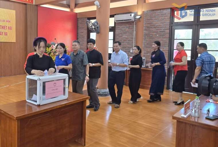 Cán bộ và nhân dân xã Lục Hồn hưởng ứng chương trình.