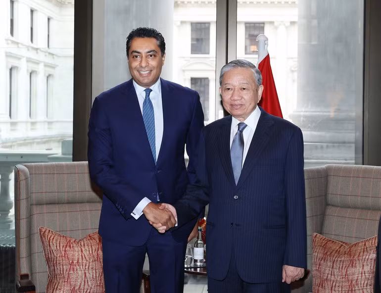 Tổng Bí thư Tô Lâm tiếp ông Saif Malik, Tổng Giám đốc kiêm Giám đốc Khối Khách hàng Doanh nghiệp và Đầu tư, Ngân hàng Standard Chartered tại Vương Quốc Anh. (Ảnh: TTTXVN)