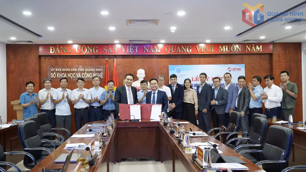 Lãnh đạo Sở KH&amp;CN và Viện Khoa học công nghệ Năng lượng và Môi trường ký kết hợp tác.