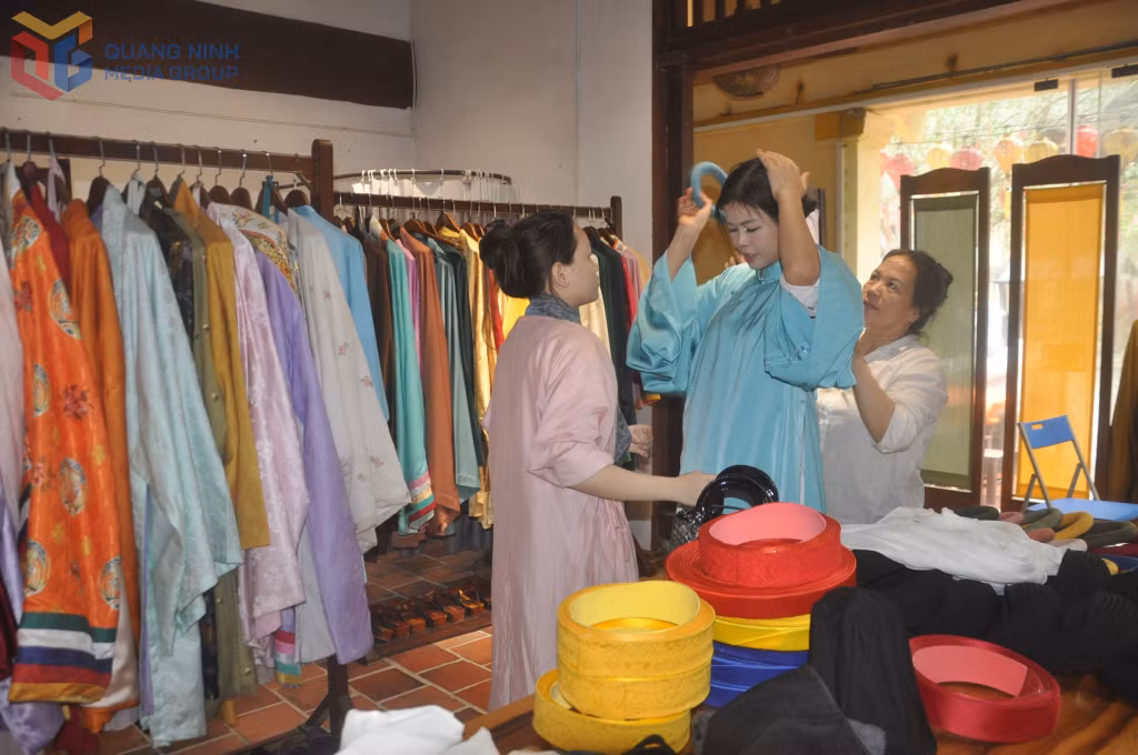 Du khách trải nghiệm cổ phục khi về với danh sơn Yên Tử.