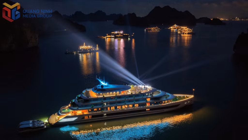 Những du thuyền rực sáng như dải ngân hà trên mặt nước tôn lên vẻ đẹp lãng mạn, kiêu sa của kỳ quan về đêm.