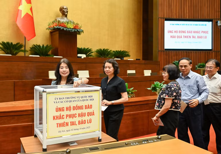 Lãnh đạo Văn phòng Quốc hội, các đại biểu Quốc hội ủng hộ đồng bào khắc phục hậu quả thiên tai, lũ lụt. (Ảnh: DUY LINH)