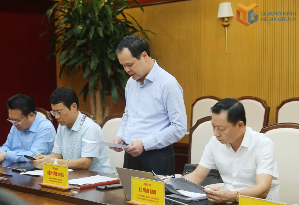 Đồng chí Điệp Văn Chiến, Trưởng Ban Nội chính Tỉnh ủy báo cáo tại hội nghị.