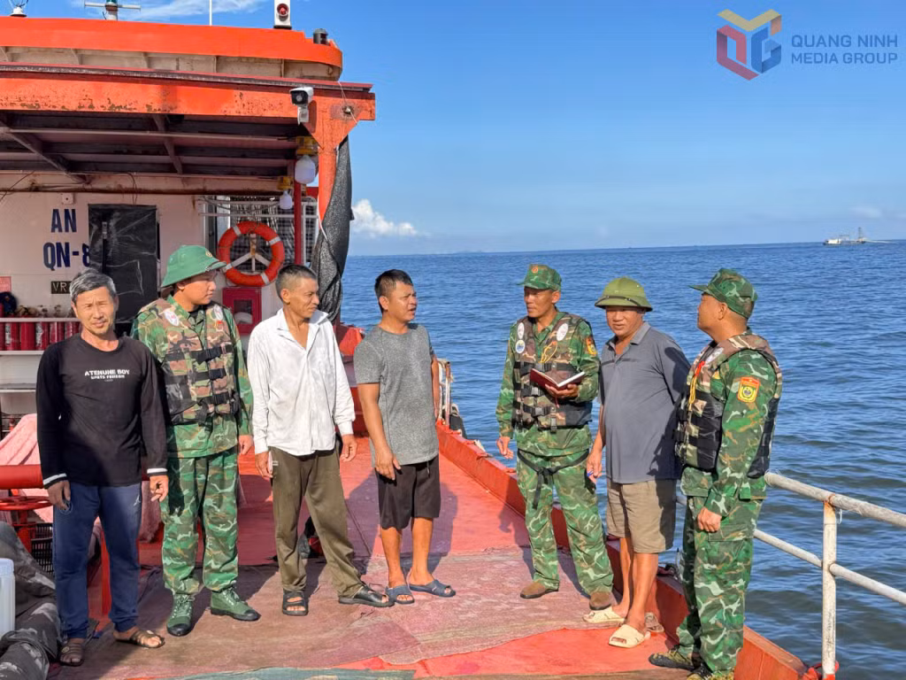 Đồn Biên phòng Trà Cổ (Ban Chỉ huy Bộ đội Biên phòng thuộc Bộ CHQS tỉnh) tổ chức tuyên truyền cho các chủ phương tiện tàu thuyền về cơn bão số 11 để vào nơi tránh trú bão an toàn.