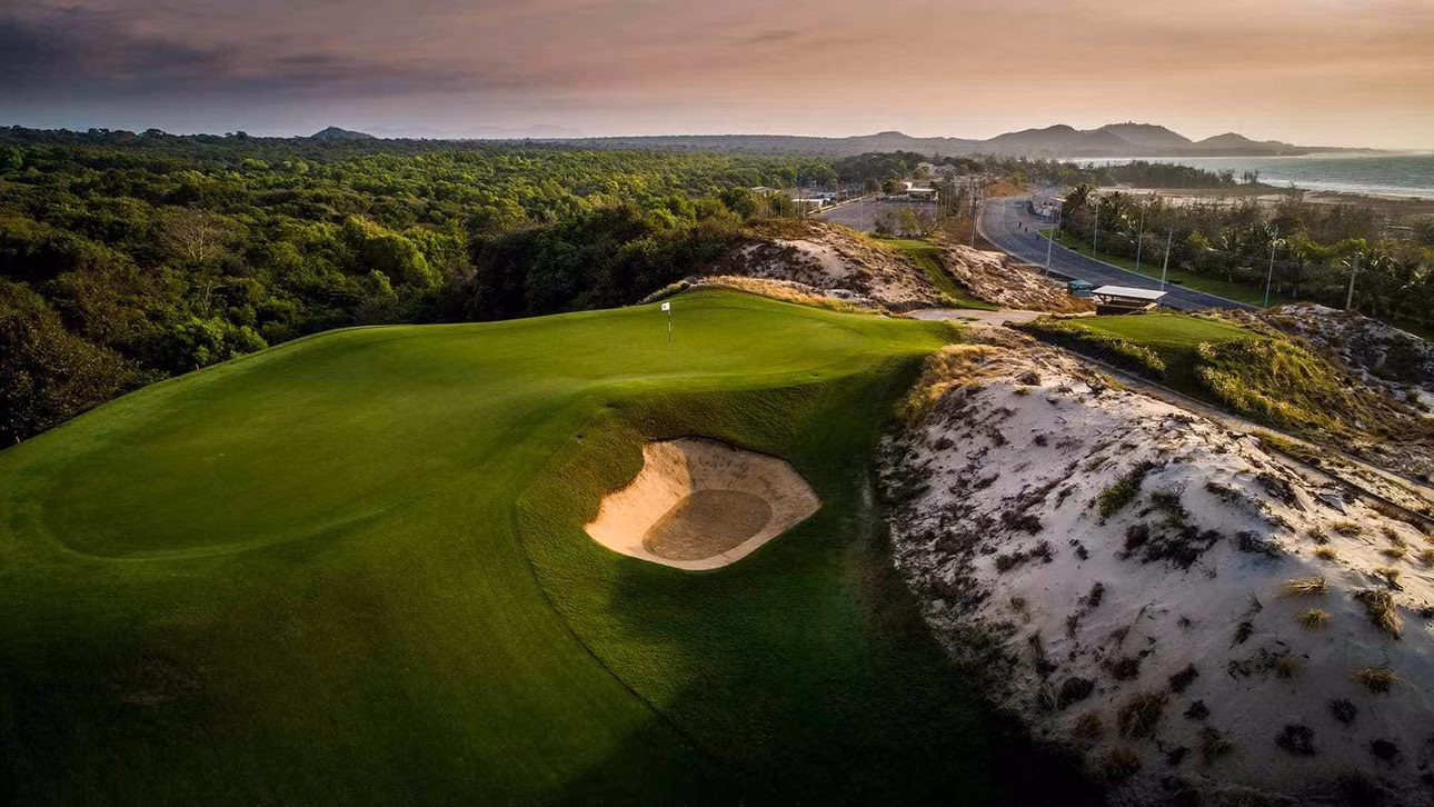 Sân golf The Bluff's Grand Ho Tram, TP HCM từng nhận giải sân golf tốt nhất châu Á 2023, năm nay vào top 10 sân golf tốt nhất tại Giải thưởng Du lịch Việt Nam. Sân này được đánh giá cao nhờ cơ sở vật chất, tiện ích vượt trội đi kèm chuỗi dịch vụ đạt chuẩn quốc tế, chất lượng nghỉ dưỡng 5 sao với khách sạn, nhà hàng...