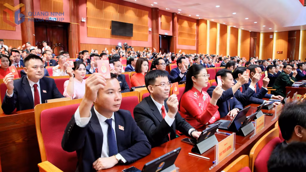 Các đại biểu biểu quyết thông qua Đề án nhân sự Ban Chấp hành Đảng bộ tỉnh khóa XVI. Ảnh: Minh Hà