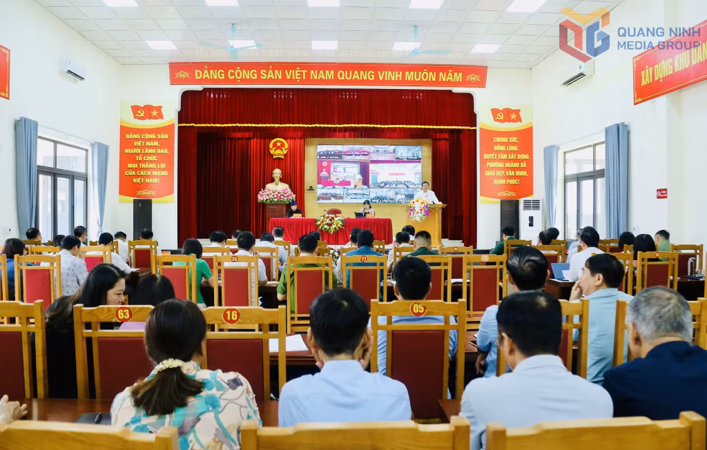Quang cảnh hội nghị tiếp xúc cử tri.