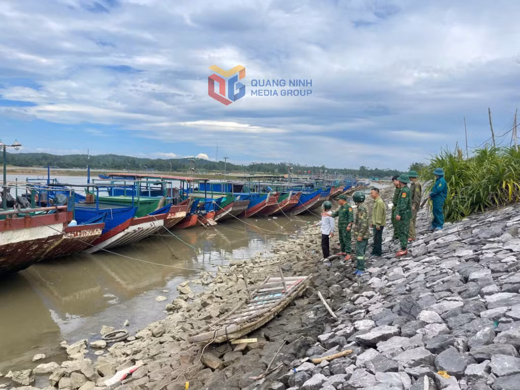 Trung tá Phạm Xuân Mạnh, đảng viên Đồn Biên phòng Cửa khẩu cảng Vạn Gia, vẫn cùng Tổ tự quản tàu thuyền hướng dẫn ngư dân neo đậu an toàn