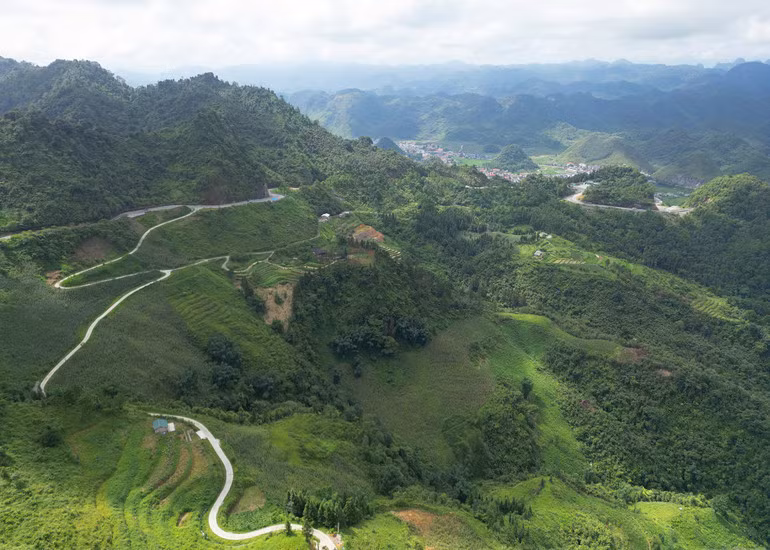 Những cung đường uốn lượn chìm trong mây ở Hà Giang (nay là tỉnh Tuyên Quang). (Ảnh: THỦY NGUYÊN)
