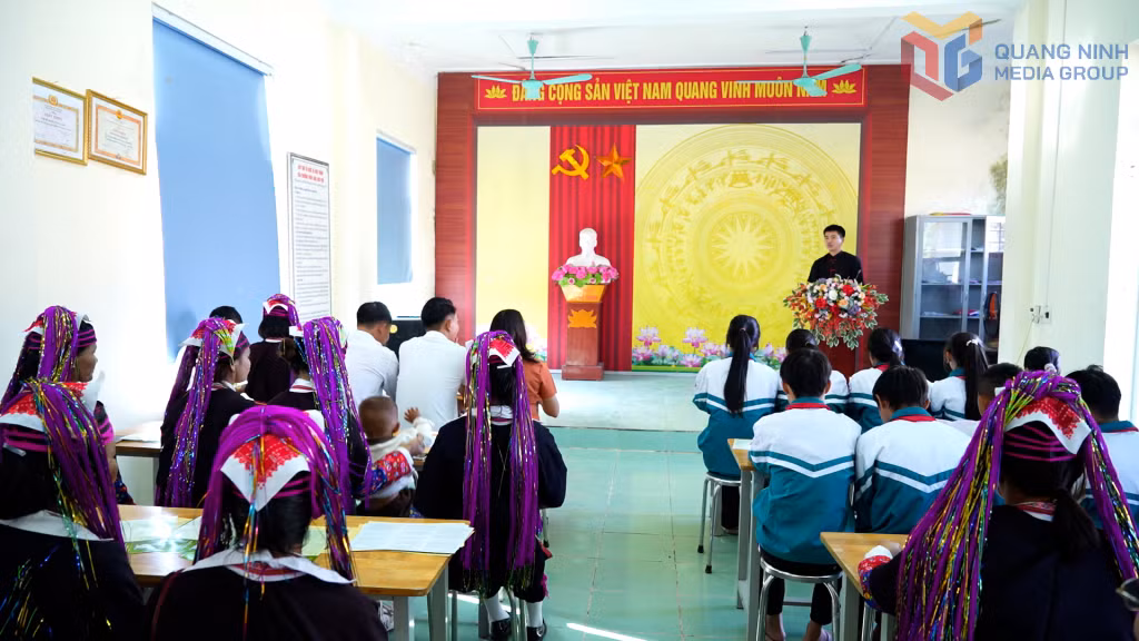 Chi bộ bản Lồ Má Coọc (xã Đường Hoa) tuyên truyền, vận động nhân dân chấp hành pháp luật nhà nước.