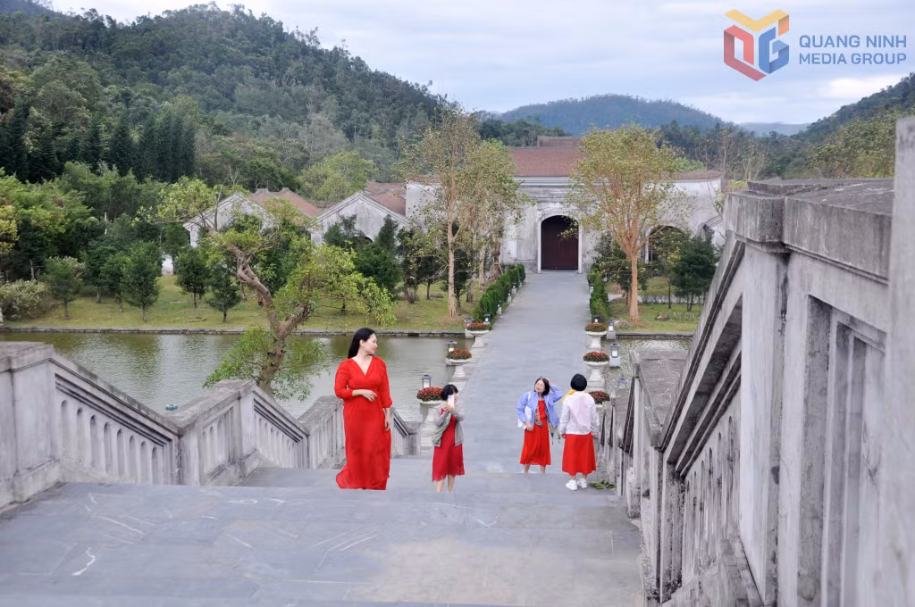 Du khách ưa thích trải nghiệm vẻ đẹp tĩnh lặng của Yên Tử thường đến đây vào mùa thu đông.