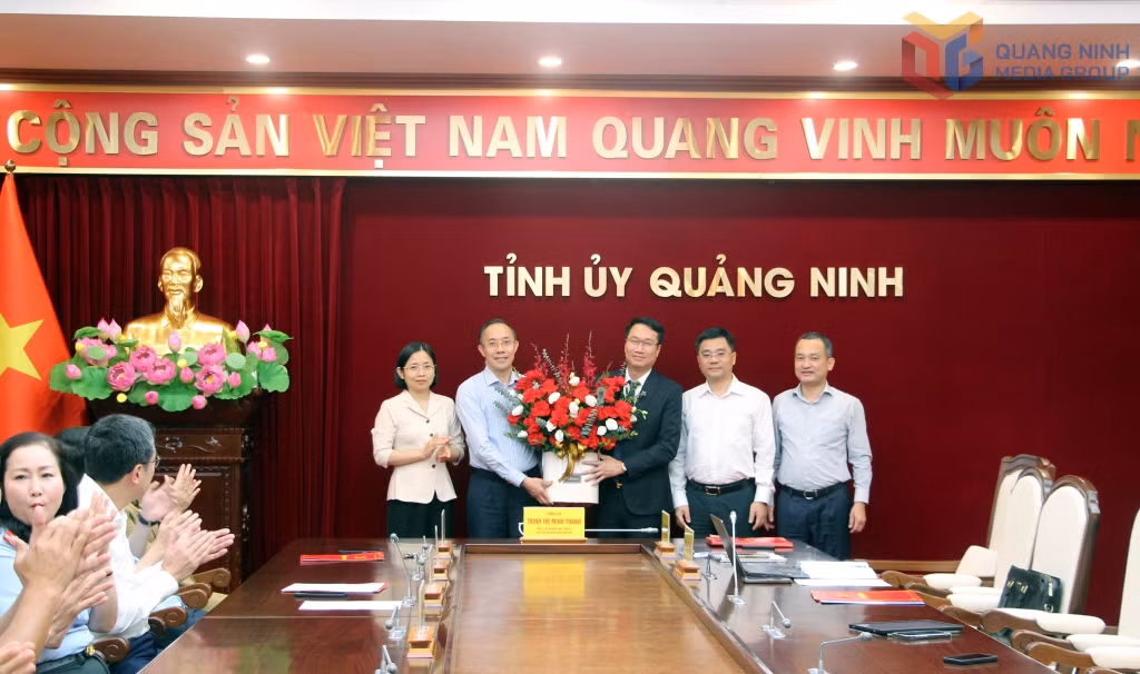 Lãnh đạo Văn phòng Tỉnh ủy, chúc mừng đồng chí Trần Văn Hưng, Phó Chánh Văn phòng Tỉnh ủy.
