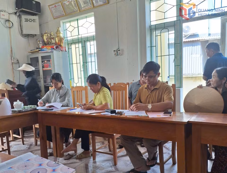 Người dân xã Vĩnh Thực kê khai thông tin Giấy chứng nhận quyền sử dụng đất, quyền sở hữu nhà ở và thông tin CCCD để phục vụ bước số hóa dữ liệu.