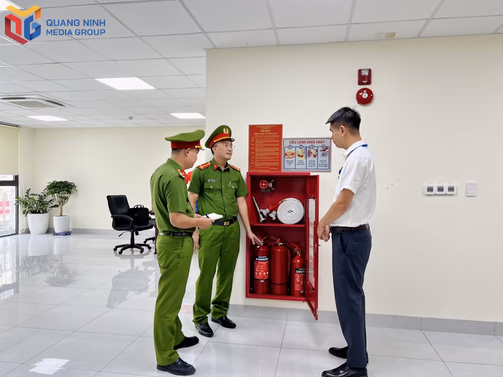 Cán bộ Phòng Cảnh sát PCCC&CNCH (Công an tỉnh) kiểm tra và hướng dẫn thực hiện công tác PCCC tại Ngân hàng PVcombank Quảng Ninh.