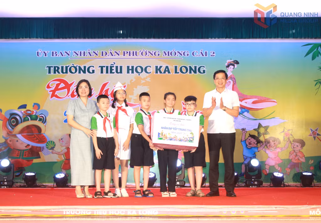 Đồng chí Nguyễn Văn Hồi, Ủy viên BTV Tỉnh ủy, Chủ nhiệm Ủy ban Kiểm tra Tỉnh ủy, Chủ tịch Ủy ban MTTQ tỉnh cùng đoàn công tác tặng quà cho các cháu thiếu nhi.