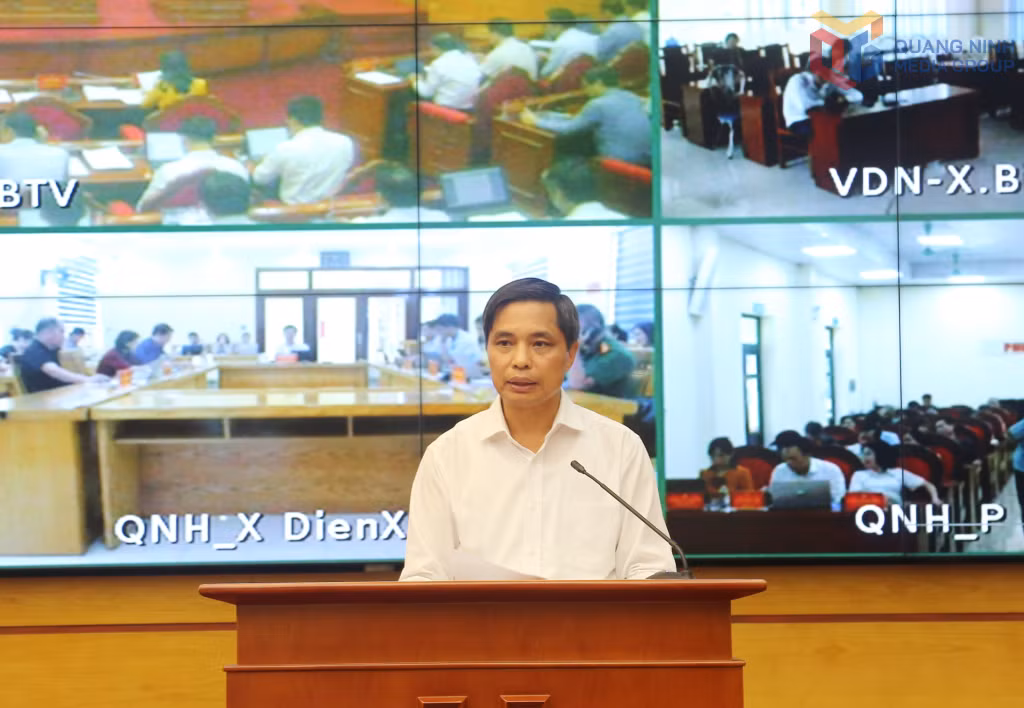 Đồng chí Vũ Văn Diện, Phó Chủ tịch Thường trực UBND tỉnh báo cáo kế hoạch của UBND tỉnh về thực hiện chủ trương nâng cao chất lượng đô thị hiện hữu trên địa bàn tỉnh.