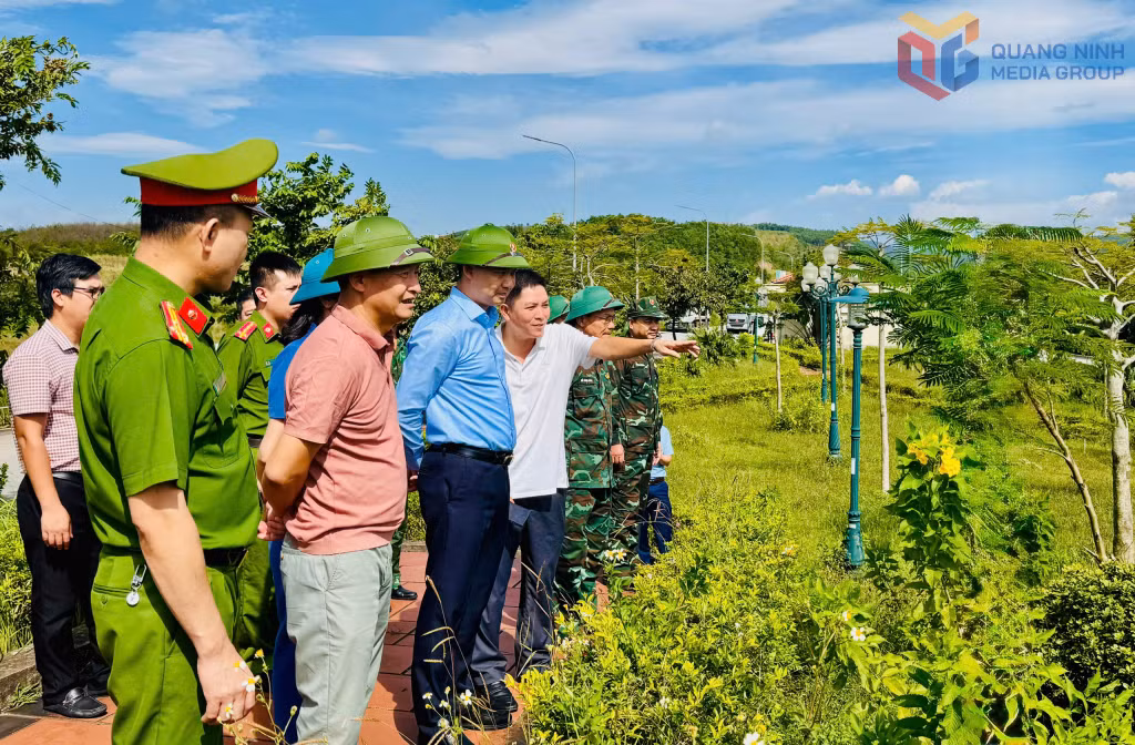 Đồng chí Nguyễn Văn Công, Phó Chủ tịch UBND tỉnh, kiểm tra công tác phòng, chống mưa bão tại cầu phao tạm Km3+4, phường Móng Cái 3.