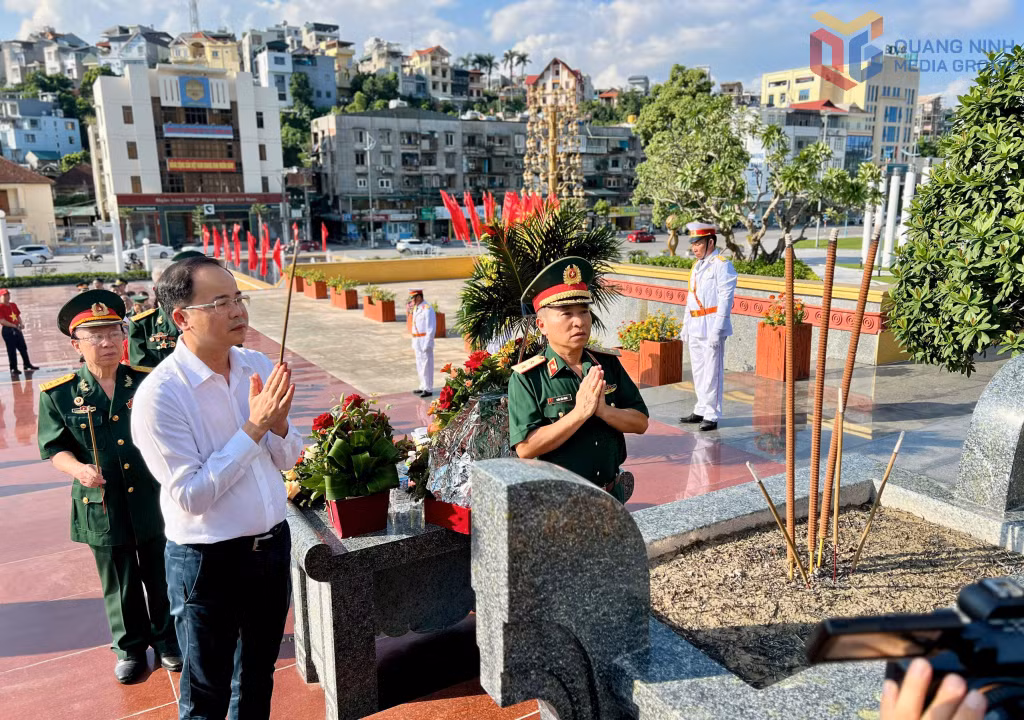 Đoàn đại biểu dự Đại hội đã đến dâng hoa, dâng hương tưởng niệm các Anh hùng liệt sỹ.