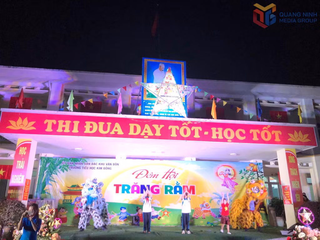 Tiết mục múa lân của Lữ đoàn 169 khai mạc đêm hội Trăng rằm.