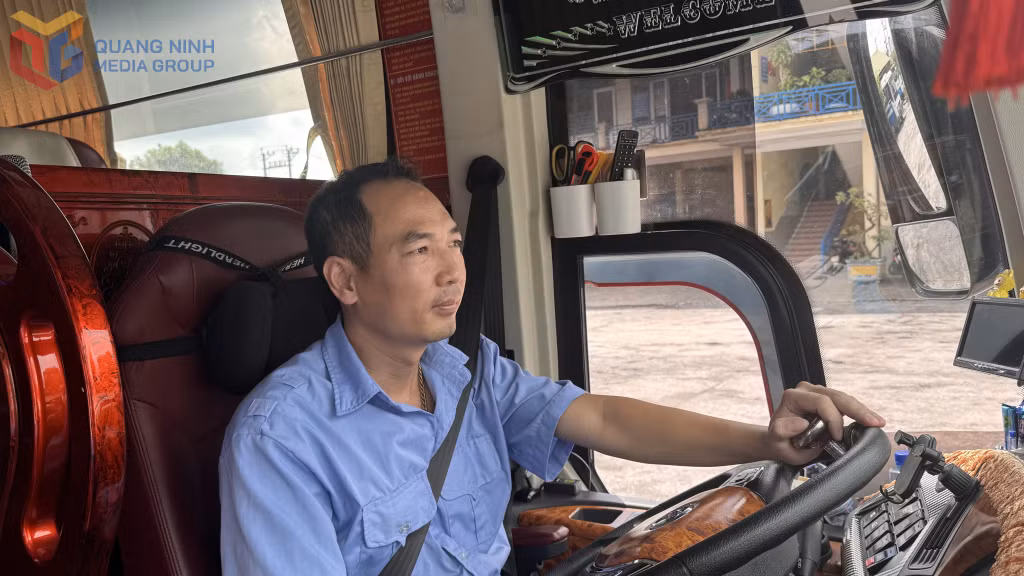 Tài xế Phí Văn Tuấn, Phân xưởng Vận tải 4, Công ty CP Đưa đón thợ mỏ - Vinacomin bắt đầu ngày làm việc mới.
