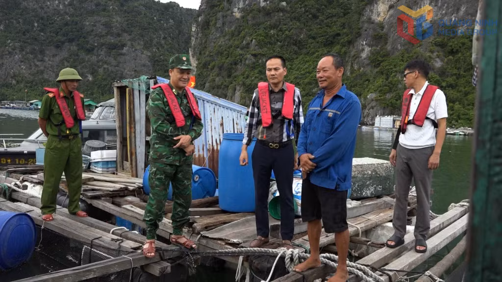Lực lượng chức năng của phường kiểm tra công tác tránh trú bão trên các khu vực nuôi trồng thuỷ sản.