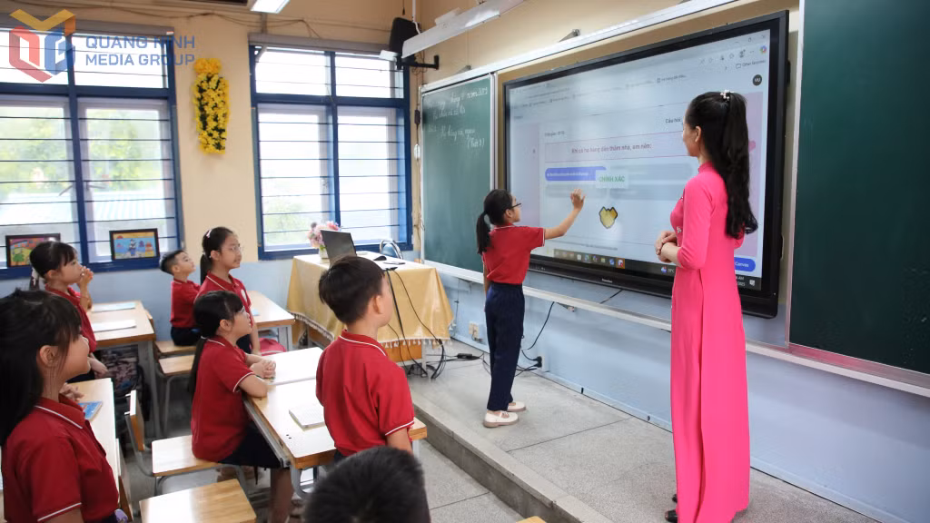 Tiết học tại Trường Tiểu học Nguyễn Bá Ngọc (nay là Trường Tiểu học Trần Quốc Toản, phường Hạ Long) có ứng dụng trang thiết bị và phần mềm công nghệ.