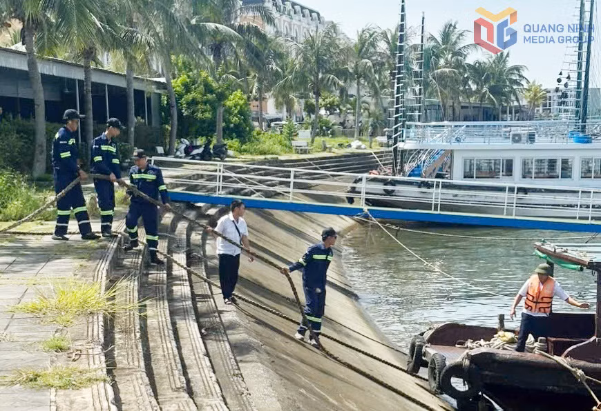 Đội Cứu hộ cứu nạn 116 Quảng Ninh hỗ trợ đơn vị kinh doanh tàu du lịch chằng buộc an toàn trước ảnh hưởng cơn bão số 9, tháng 9/2025.