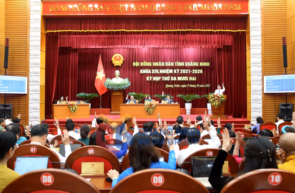 2025-10_Chủ tọa kỳ họp và các đại biểu HĐND tỉnh biểu quyết thông qua nghị quyết tại kỳ họp. Ảnh Thu Chung