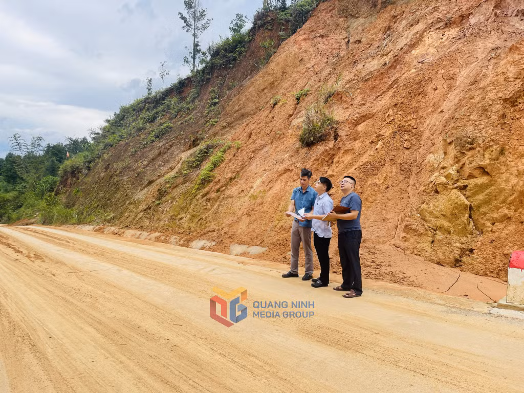 Km11 đường nối thôn Pắc Pộc vào thôn Loòng Vài đã được huy động máy xúc, sẵn sàng vận chuyển đất đá để đảm bảo giao thông đi lại thông suốt trong trường hợp mưa lớn kéo dài, gây sạt lở.