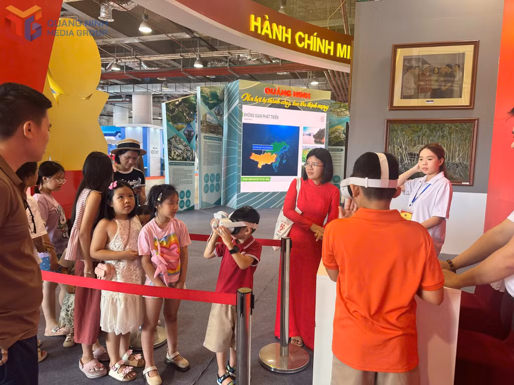 Người dân trải nghiệm tham quan các điểm du lịch trên địa bàn tỉnh bằng công nghệ VR360.