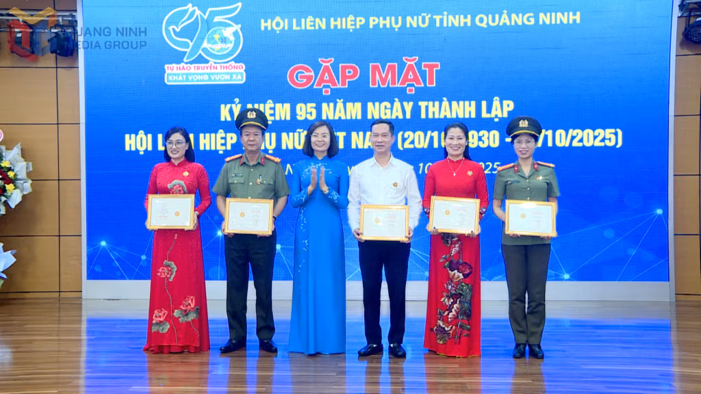 Các cá nhân được nhận Kỷ niệm chương Vì sự phát triển của phụ nữ Việt Nam do Hội LHPN Việt Nam trao tặng.