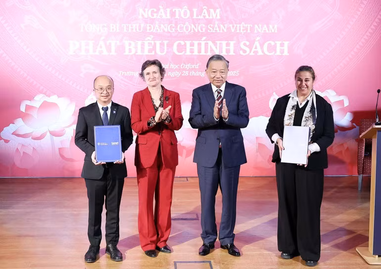 Tổng Bí thư Tô Lâm chứng kiến trao Thỏa thuận hợp tác nghiên cứu về Net Zero Carbon giữa Hãng hàng không Vietjet và Đại học Oxford. (Ảnh: Thống Nhất/TTXVN)