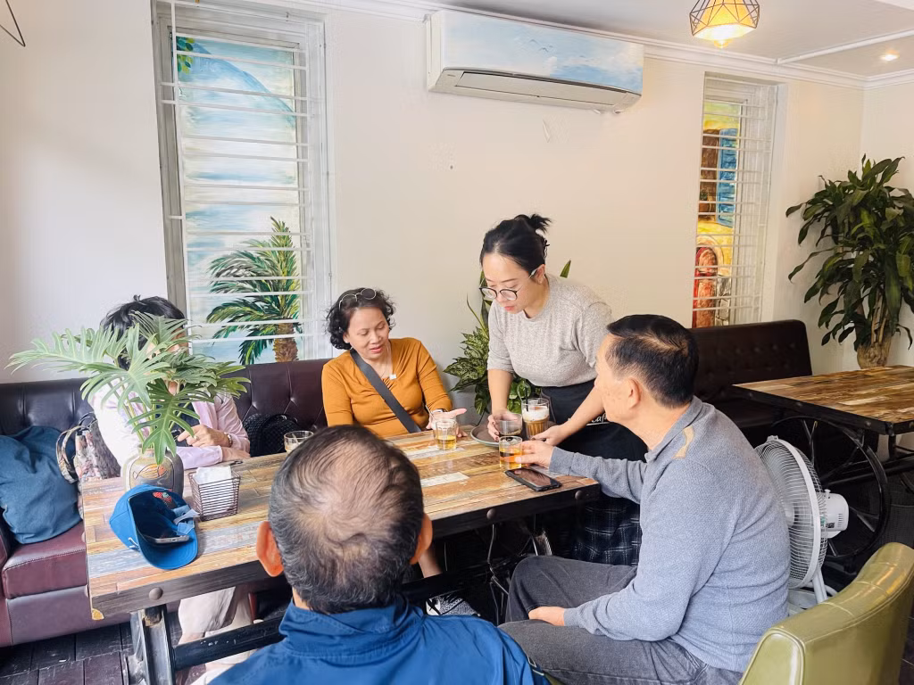 Nhiều hộ kinh doanh còn e ngại khi chuyển đổi lên doanh nghiệp. Ảnh: Hoạt động kinh doanh tại quán Orchid coffee, phường Bãi Cháy.