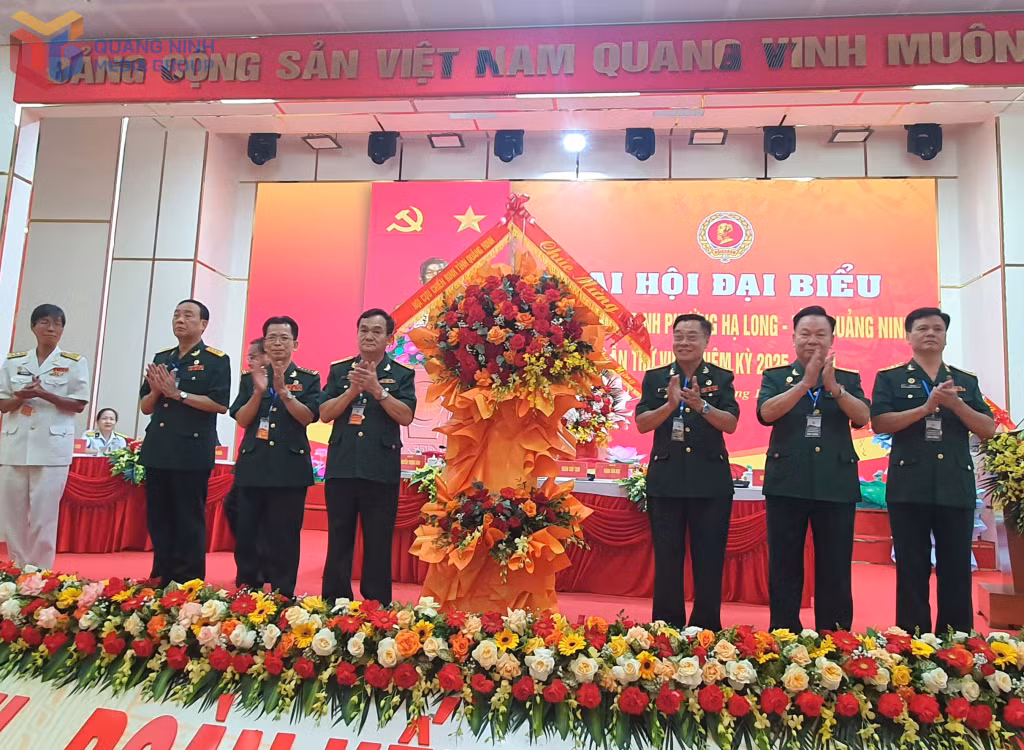 Lãnh đạo Hội CCB tỉnh tặng hoa chúc mừng Đại hội.