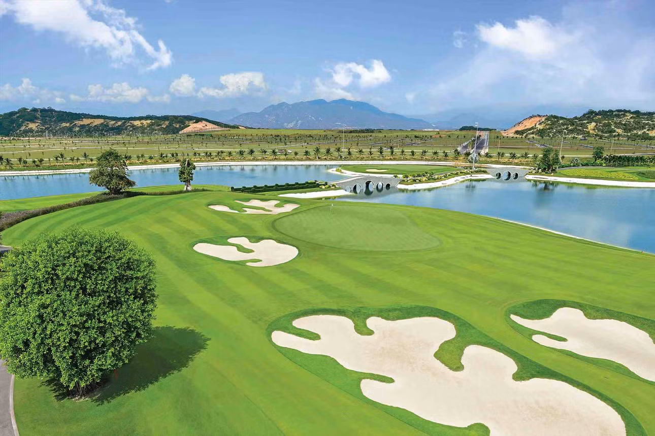 Sân golf KN Golf Links - Cam Ranh, tỉnh Khánh Hòa không chỉ hấp dẫn nhiều golf thủ quốc tế mà còn thu hút dòng khách nghỉ dưỡng cao cấp. Sân này có vị trí đắc địa ở Bãi Dài của vịnh Cam Ranh hàng năm có tới hàng nghìn golf thủ quốc tế đến trải nghiệm, thi đấu cũng như nghỉ dưỡng.
